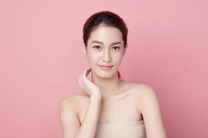 bela jovem asiática com pele limpa, fresca em fundo rosa, cuidados faciais, tratamento facial, cosmetologia, beleza e spa, retrato de mulheres asiáticas.