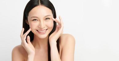 bela jovem asiática com pele limpa, fresca em fundo branco, cuidados faciais, tratamento facial, cosmetologia, beleza e spa, retrato de mulheres asiáticas.