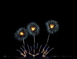 fogos de artifício no mar à noite para a celebração do ano novo foto