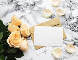 rosas amarelas e cartão comemorativo foto