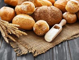 variedade de pão assado foto