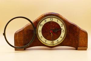 velho relógio de mesa de madeira italiano. relógio clássico vintage. foto