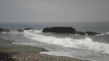 vista do mar com belas rochas e ondas. foto