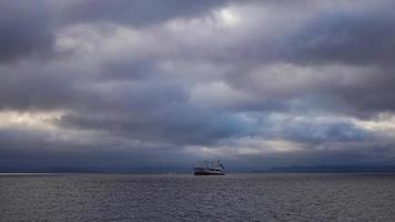 vista do mar com transporte de água. foto