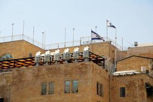 bandeira nacional de israel acenando no fundo do céu limpo e ensolarado foto