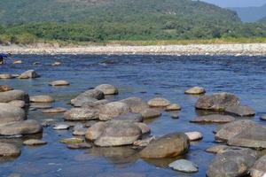 paisagem idílica. cursos superiores das quedas - um pequeno rio estreito e rápido fervilhando entre prados verdes das montanhas. foto