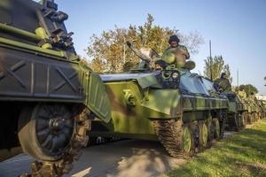belgrado, sérvia, 2014 - soldados sérvios em veículos de combate de infantaria bvp m-80a das forças armadas sérvias. soldados se preparando para desfile militar marcando 70º aniversário da libertação no wwii