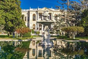 istambul, turquia, 2019 - palácio dolmabahce em istambul, turquia. palácio foi construído em 1856 e serviu como o principal centro administrativo do império otomano até 1922 foto