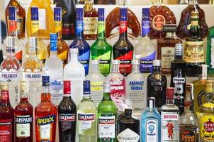 belgrado, sérvia, 2014 - várias garrafas de álcool no bar. foto