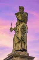 estátua de st. paul na ponte sant angelo em roma, itália foto