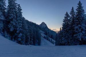 vista panorâmica das pistas de esqui em garmisch partenkirchen foto