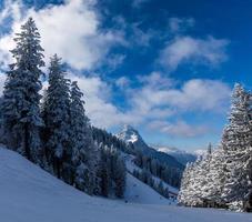 pistas de esqui com vista do majestoso pico alpino em garmisch partenkirchen foto