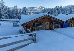 casa de madeira coberta de neve nos Alpes da Baviera foto