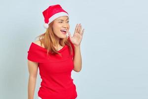 retrato de uma jovem mulher asiática com vestido de natal e gritando com expressão de surpresa