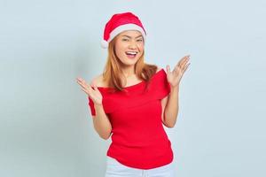 bela jovem asiática com vestido de natal, mostrando rosto alegre e animado sobre fundo branco foto