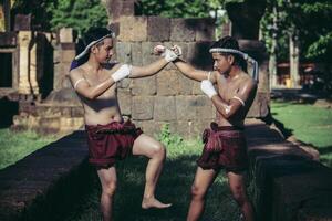 dois boxeadores lutam com as artes marciais do muay thai. foto