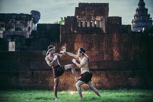 dois boxeadores lutam com as artes marciais do muay thai. foto