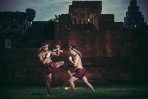 dois boxeadores lutam com as artes marciais do muay thai. foto