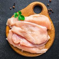 fatias de peito de frango cru, carne de aves ceto ou dieta paleo foto