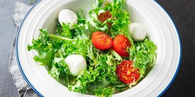 salada de mussarela, tomate, alface, rúcula refeição saudável comida vegana ou vegetariana