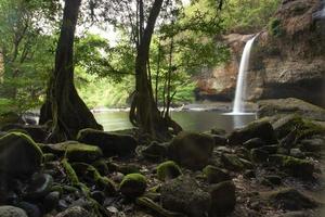 cachoeira em prajeenburi da tailândia foto