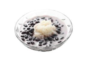 sobremesa tailandesa de feijão preto e arroz pegajoso no fundo branco foto