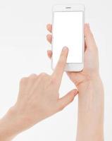 mão feminina segura telefone celular isolado no branco, mulher segurando telefone com visor vazio, tela em branco, tocando foto