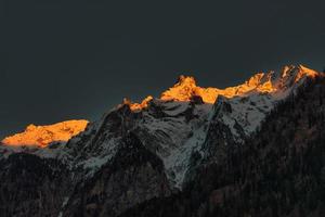último pôr do sol no topo das montanhas foto