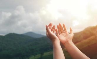 levantando as mãos louvando a Deus pedindo a Deus que se arrependa, ore, luta de fundo cristão e vitória para Deus