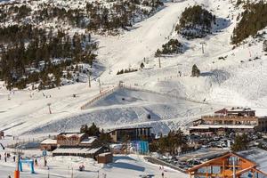 grandvalira, andorra, 2021 - estacionamento e restaurante, grau roig andorra foto