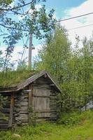 velha cabana de madeira com telhado coberto, hemsedal, noruega.