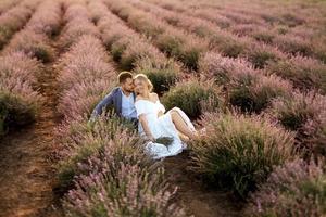 noiva e noivo no campo de lavanda foto