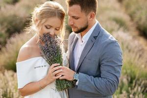 noiva e noivo no campo de lavanda foto