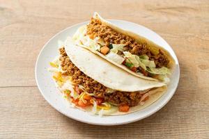 tacos mexicanos com frango picado foto