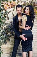 lindo casal, modelos da moda, vestindo roupas espanholas foto