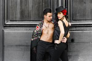 lindo casal, modelos da moda, vestindo roupas espanholas foto