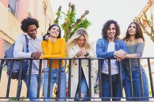 grupo multirracial de jovens conversando na rua. foto