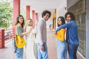 grupo de lindas amigas de diferentes etnias se divertindo juntos na rua. foto