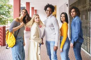 grupo de lindas amigas de diferentes etnias se divertindo juntos na rua. foto