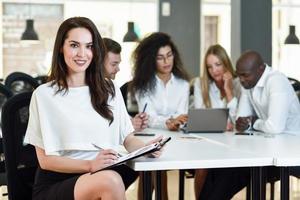 grupo multiétnico de três empresários reunidos em um escritório moderno. foto