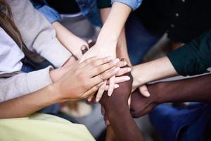 vista superior dos jovens juntando as mãos. foto