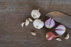 cebola e alho para cozinhar em fundo de madeira velho foto