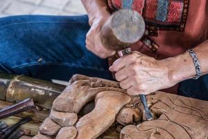 escultura em madeira do artesão. foto