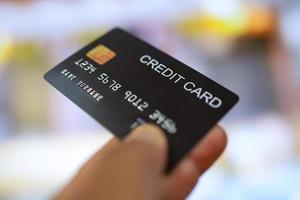 conceito de finanças de cartão de crédito, compras online, segurança financeira. foto