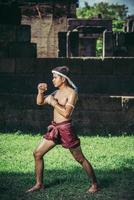 um boxeador amarrou uma corda na mão e fez uma luta, as artes marciais do muay thai. foto