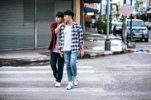 dois jovens amorosos em camisas e andando na rua. foto