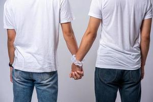 dois homens que se amam andam de mãos dadas. foto