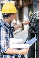 engenheiros civis trabalham em grandes estradas e condições de maquinário. foto