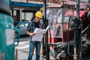 engenheiros civis trabalham em grandes estradas e condições de maquinário. foto