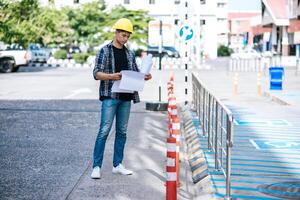 engenheiros civis executam as condições das estradas. foto